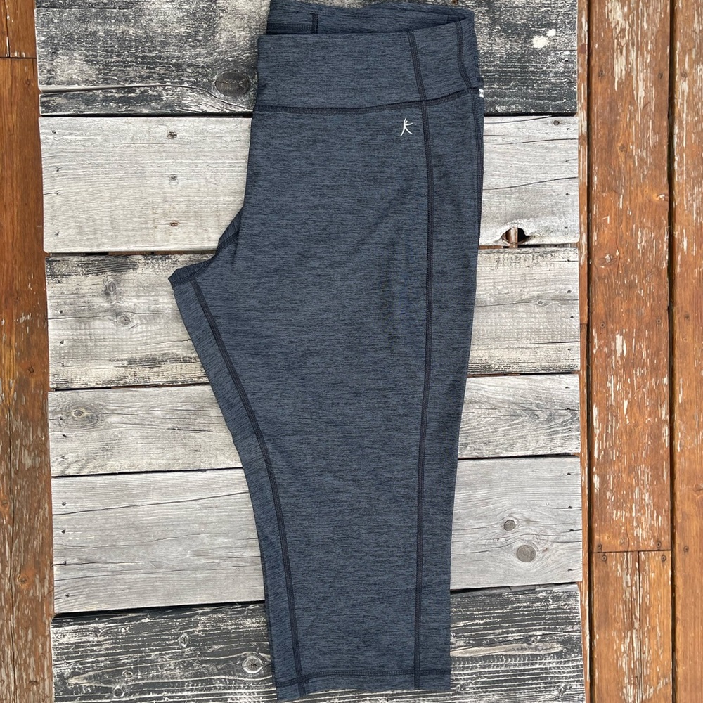 Fitted cropped athletic leggings